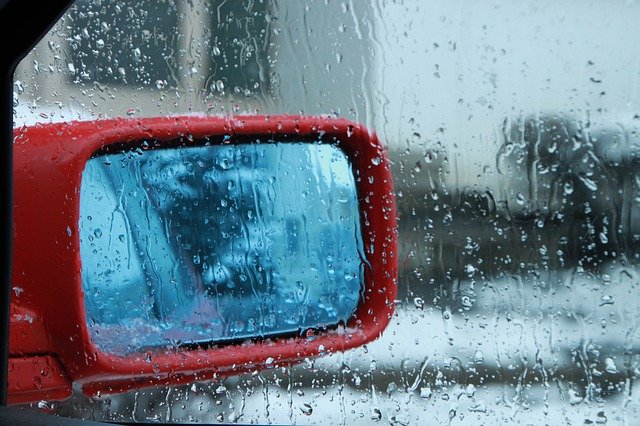 雨の日しか運転しない方には特にやっておいてほしい「自動車のガラス撥水剤」